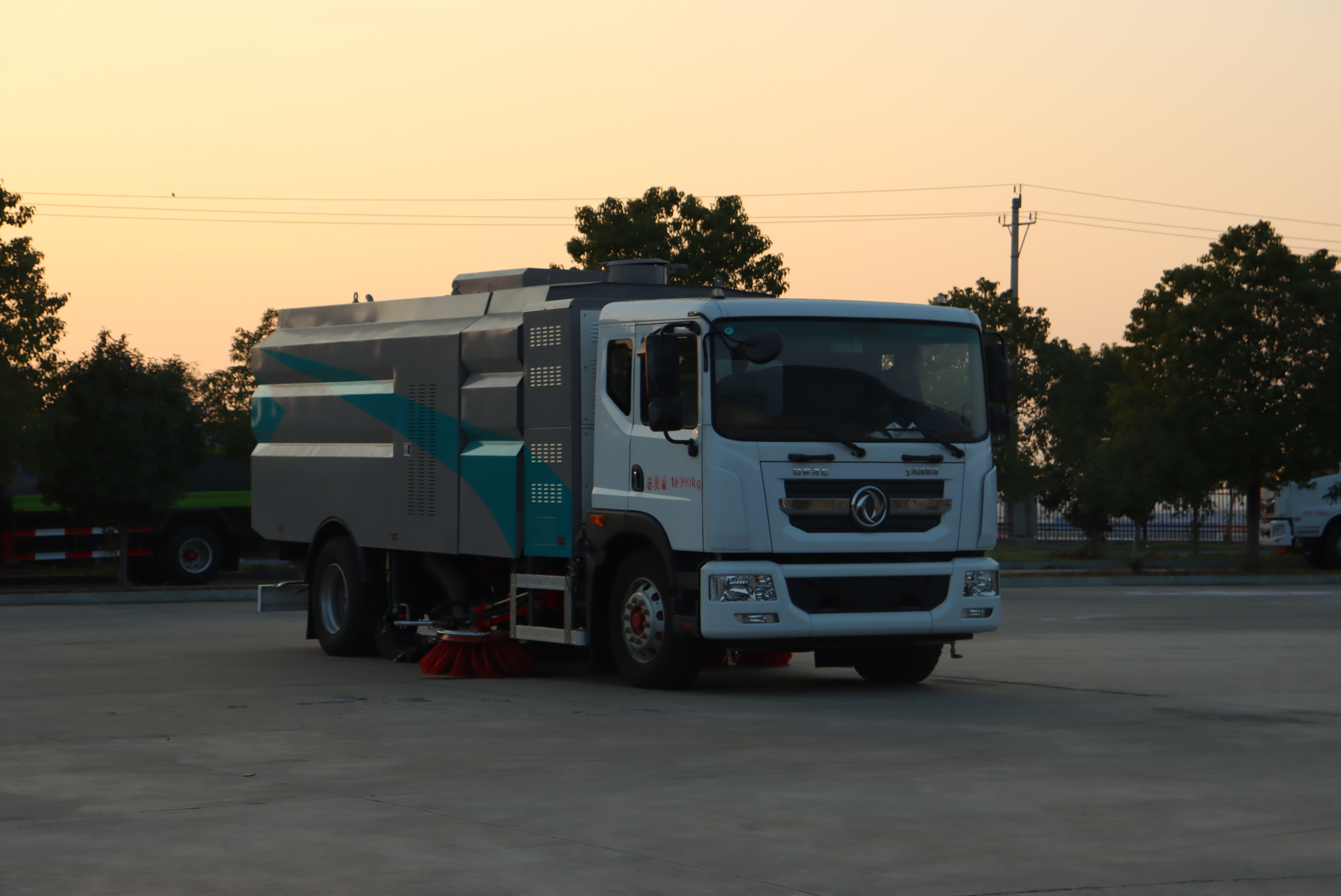 東風(fēng)凱普特型純電動高端多功能洗掃車